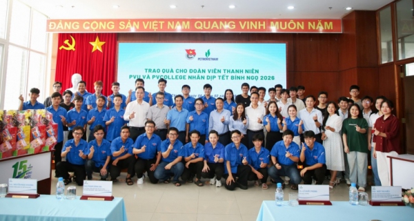 Ấm &aacute;p chương tr&igrave;nh trao qu&agrave; Tết cho học sinh - sinh vi&ecirc;n dầu kh&iacute;, năng lượng tại TP Hồ Ch&iacute; Minh