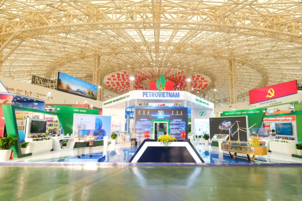 Chủ tịch HĐTV Petrovietnam L&ecirc; Mạnh H&ugrave;ng kiểm tra gian trưng b&agrave;y tại Triển l&atilde;m 80 năm th&agrave;nh tựu đất nước